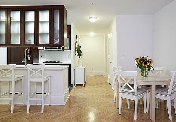 3rd image of 205 W 76th St APT 602