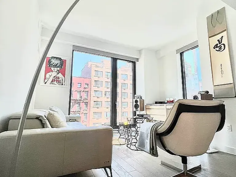 500 W 45th St #509 — Photo 1