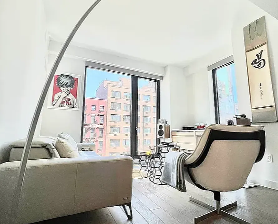 500 W 45th St #509