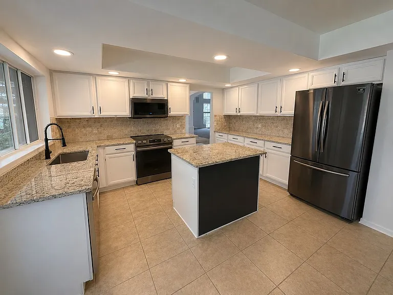 14058 N 158th Ln — Photo 5