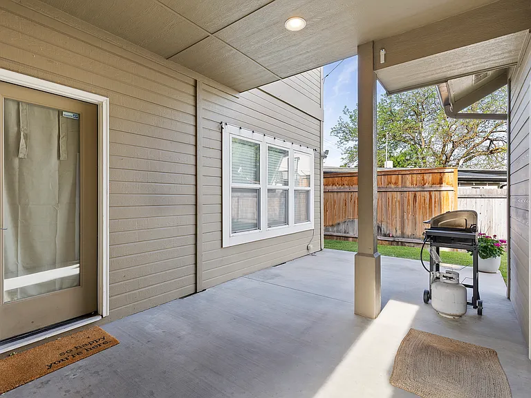 718 W Iowa St — Photo 32