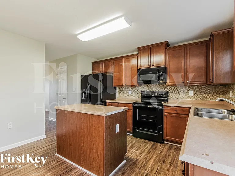 2936 Village Center Dr — Photo 5