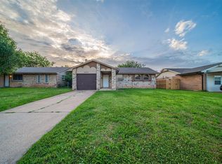 2416 Kings Rd, Moore, OK 73160