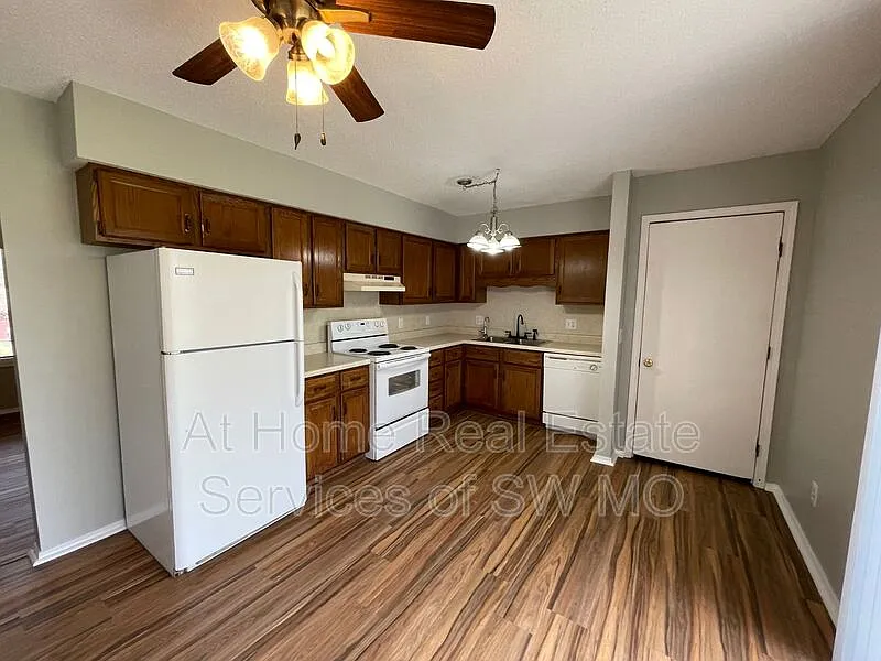 2 bed, 1.5 bath, 900 sqft, $1,025 — Photo 3