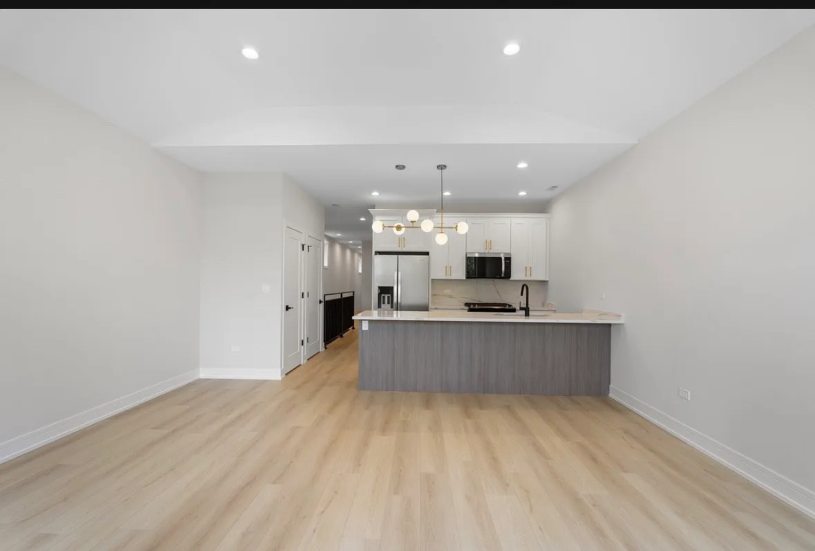 Building Photo - 5006 S Prairie Ave #3