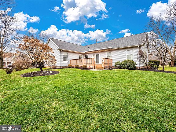 4th image of 300 Holleybrooke Ct