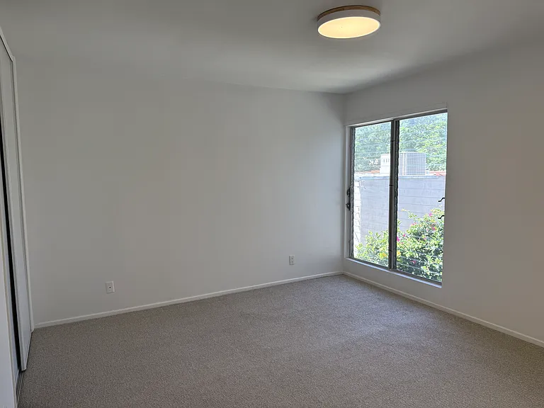 546 N Flores Street — Photo 21