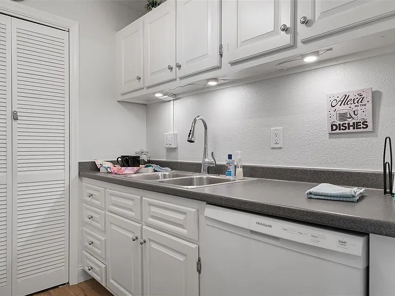 3201 Beneva Rd #201 — Photo 11