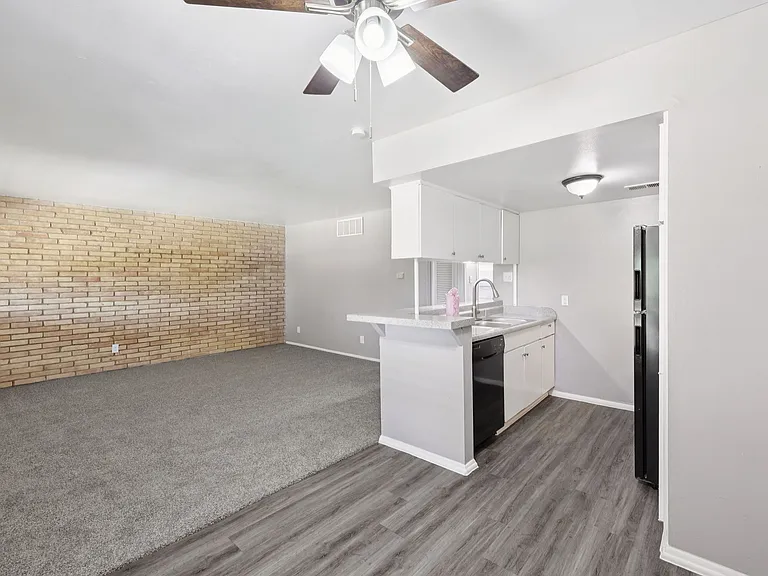 Premier Gardens Apartments — Photo 41
