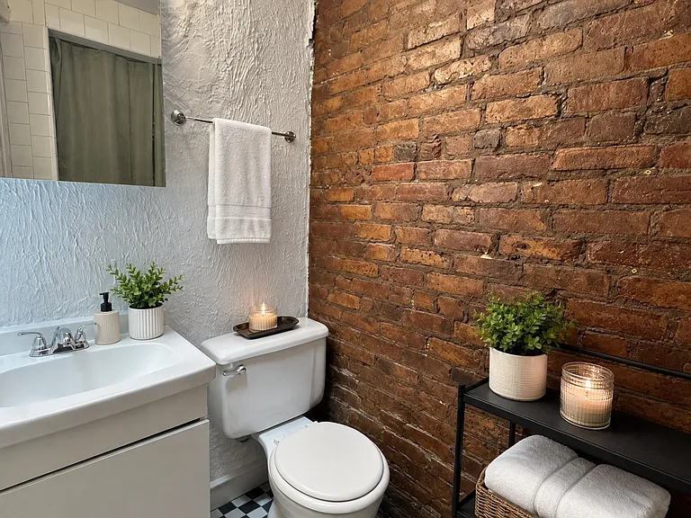 310 E 6th St #24 — Photo 3