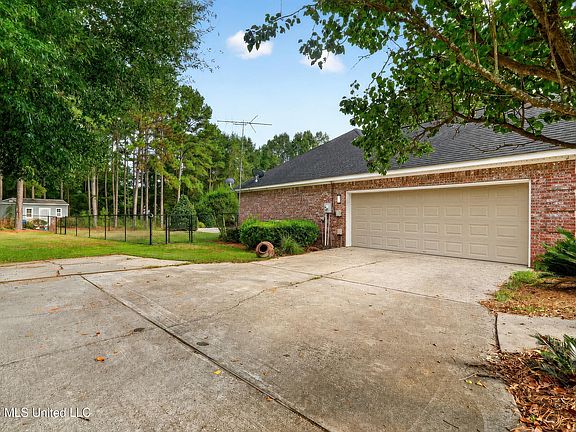 5th image of 23 Oakwood Ln