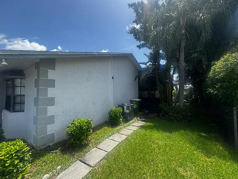 8848 NW 76th Ct — Photo 4