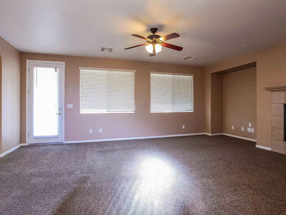 3 bed, 3.0 bath, 2299 sqft, $2,400 — Photo 2