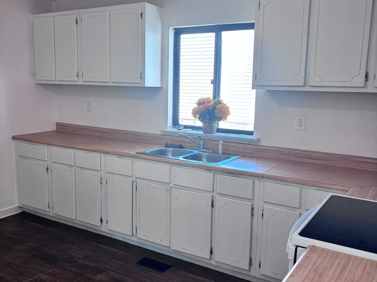 3 bed, 1300 sqft, $2,200 — Photo 2