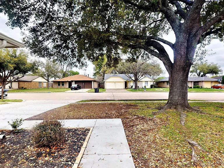2331 Barrington Place Dr — Photo 3