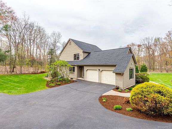 5th image of 32 Country Club Ln
