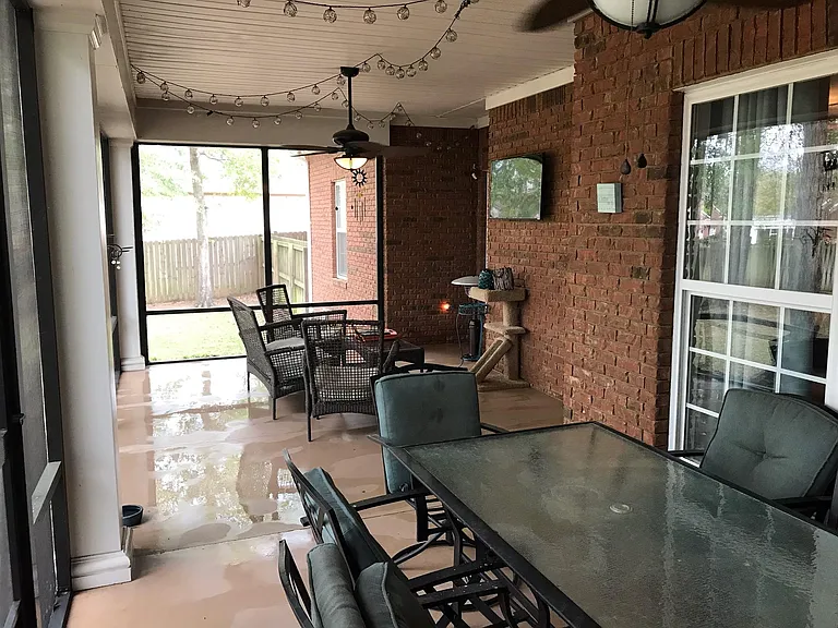 207 Gladstone Way — Photo 36