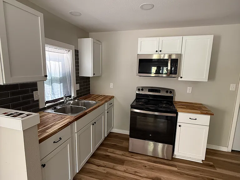 812 Broadway St — Photo 2