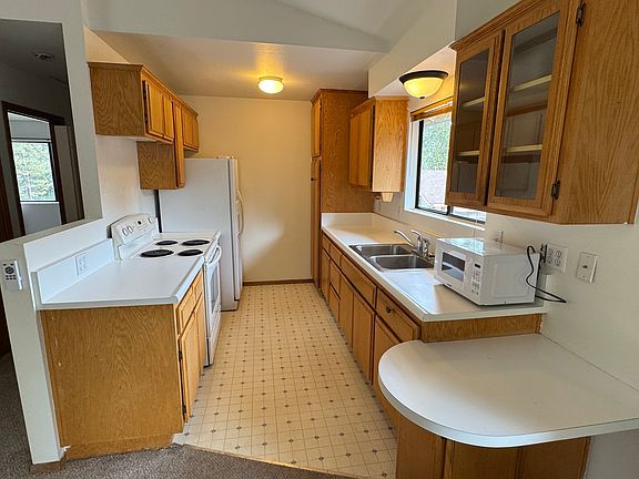 Full kitchen with refrigarator and stove/oven included