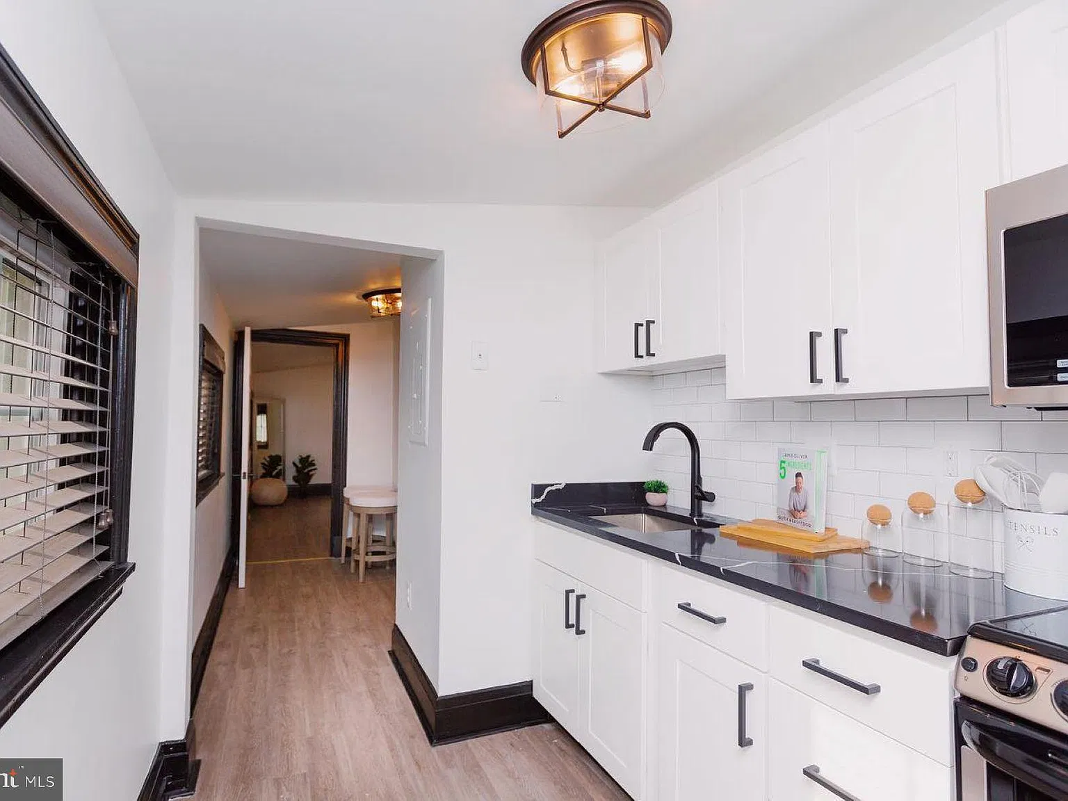 Studio, 1.0 bath, 403 sqft, $1,100 — Photo 2