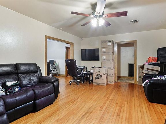 4th image of 143 Oak St