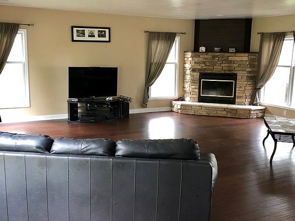 Spacious great room for all the family gatherings