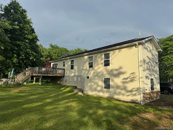 3rd image of 1556 Albany Post Road