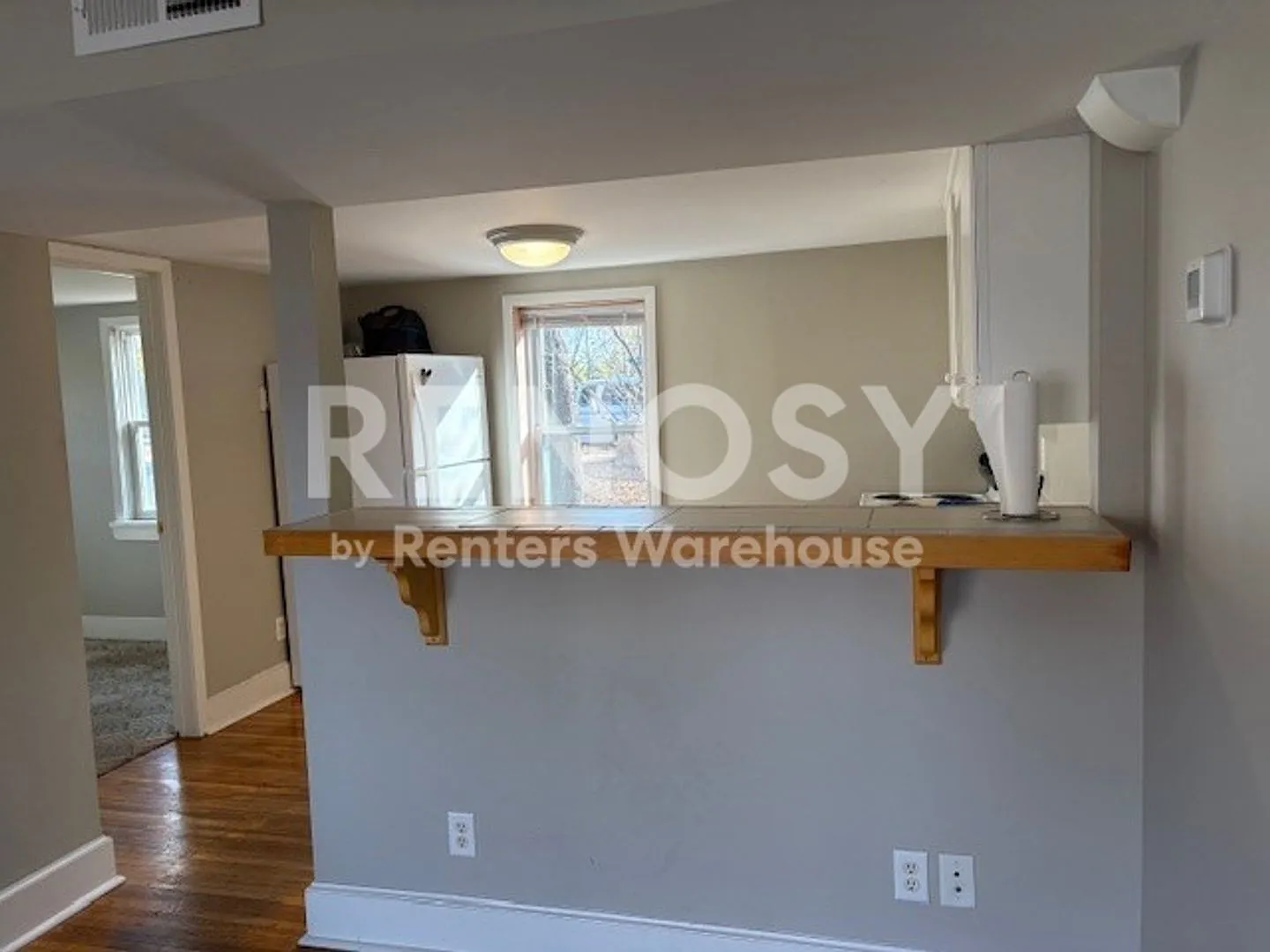 Available now - Charming 2 Bedroom 1 Bath Unit in Bayport — Photo 4
