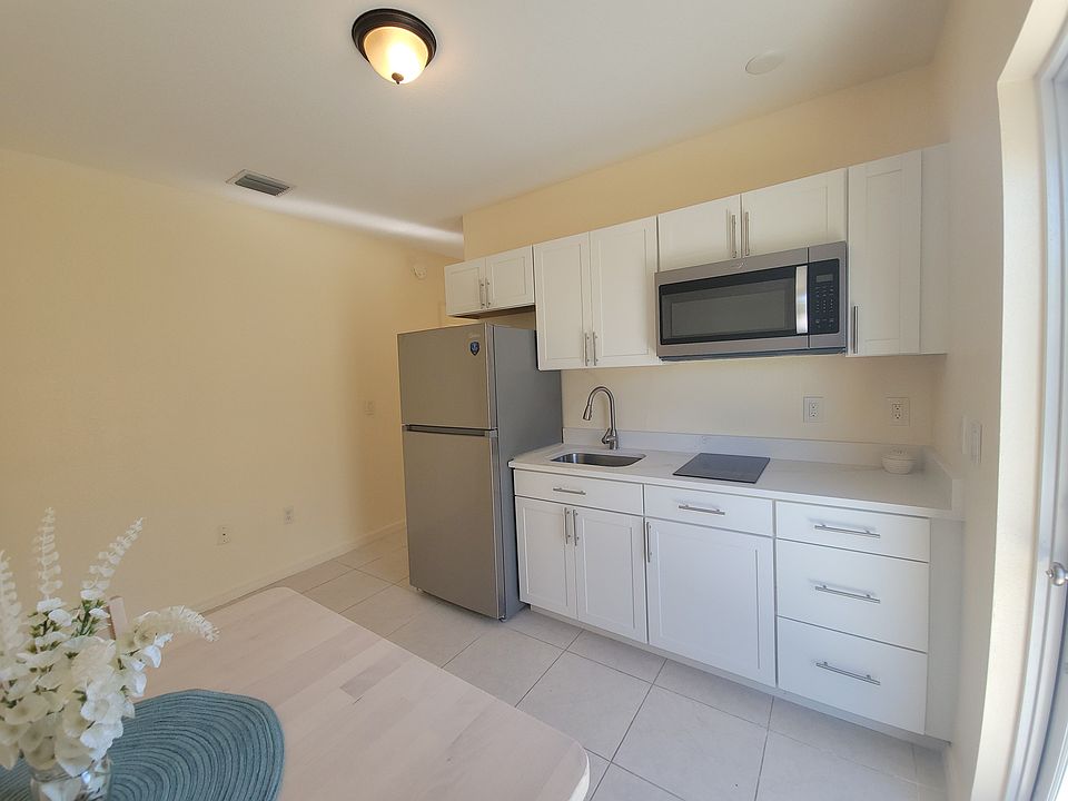 Refrigerator, cooktop and built-in microwave