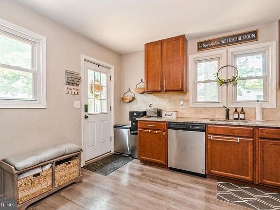 4th image of 47 E 8th Ave