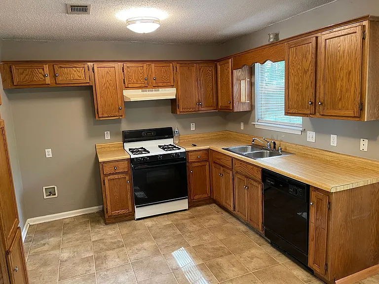 716 Rosewood Dr — Photo 3