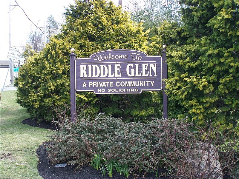 Riddle Glen Sign
