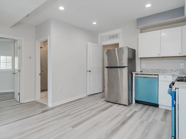 489 E Church St #B — Photo 6