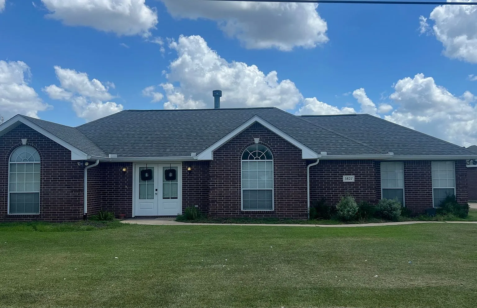 3 Bed/ 2 Bath Home Located in South Lake Charles — Photo 1