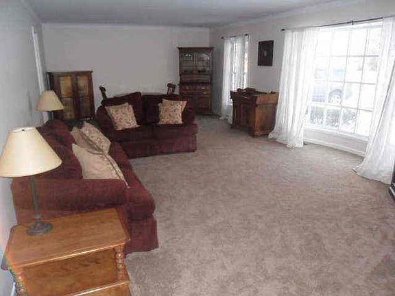 2nd image of 925 Hillcrest Dr