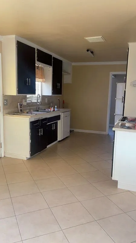 3 bed, 1.5 bath, 1024 sqft, $1,800 — Photo 2