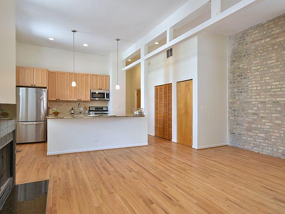 3rd image of 1542 N Wood St APT 1R