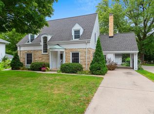 1015 S Webster Ave, Green Bay, WI 54301