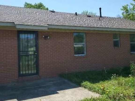 2nd image of 2241 Hickory Dr