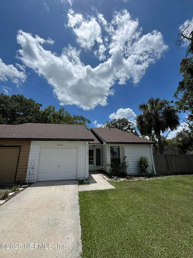 Cul-de-sac location with a fenced in yard. — Photo 2