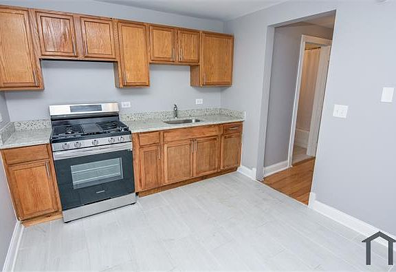 2nd image of 5050 S Laflin St #1502-1