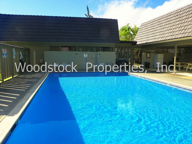 Complex w/pool, BBQ, picnic.