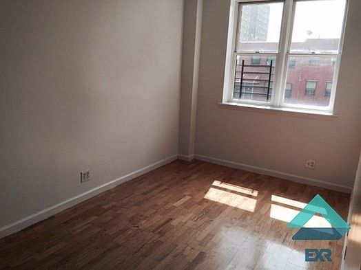 5th image of 823 Willoughby Ave APT 03B
