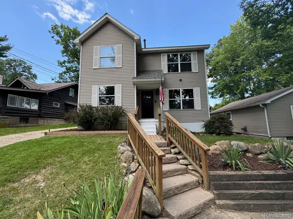 957 Forest Lake Blvd, Lake Orion, MI 48362