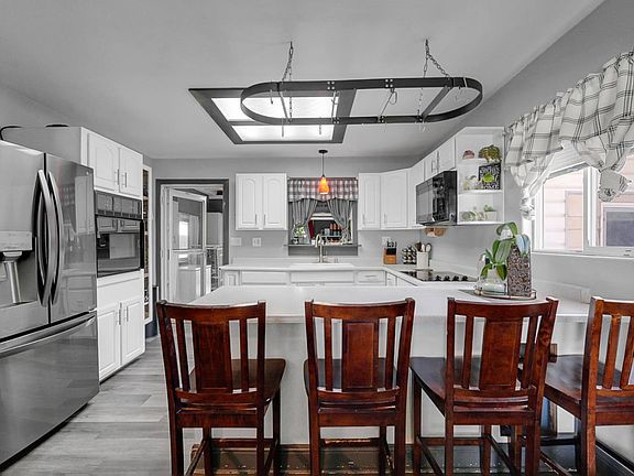 5th image of 224 Parry Ave