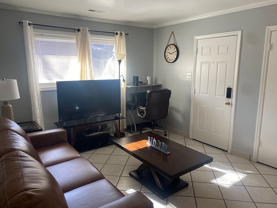 1st image of 810 Clarendon St #4