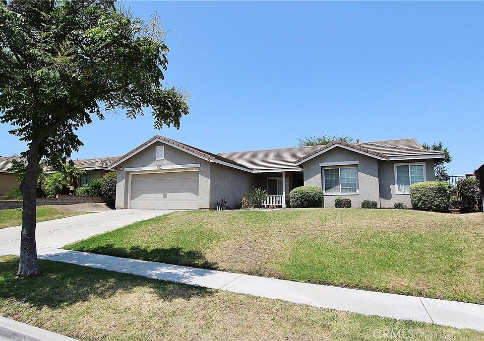1st image of 829 Canary Ln