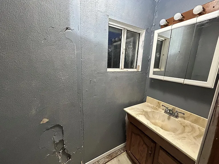 221 S Central Ave — Photo 30