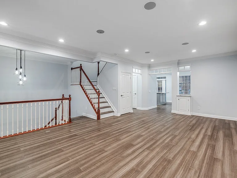 2068 Broughton St — Photo 15