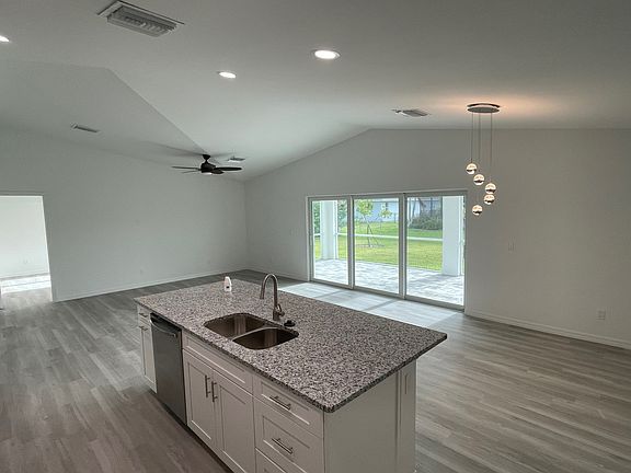 5th image of 2929 SE 8th Ave